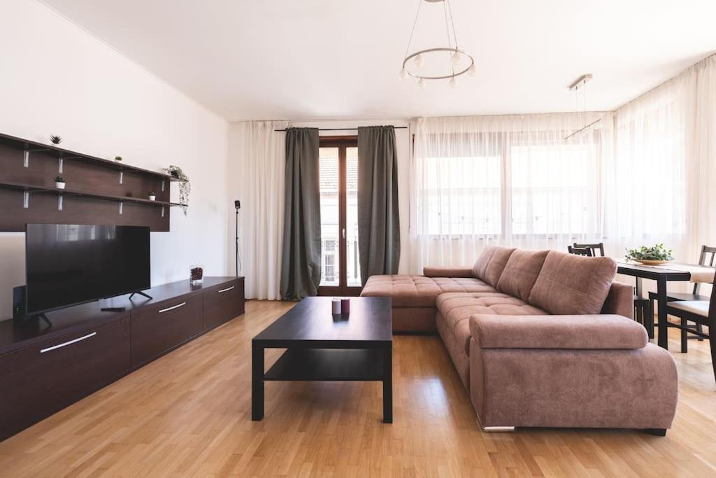 Apartamento Bright Downtown Balcony Retreat Budapest Exterior foto