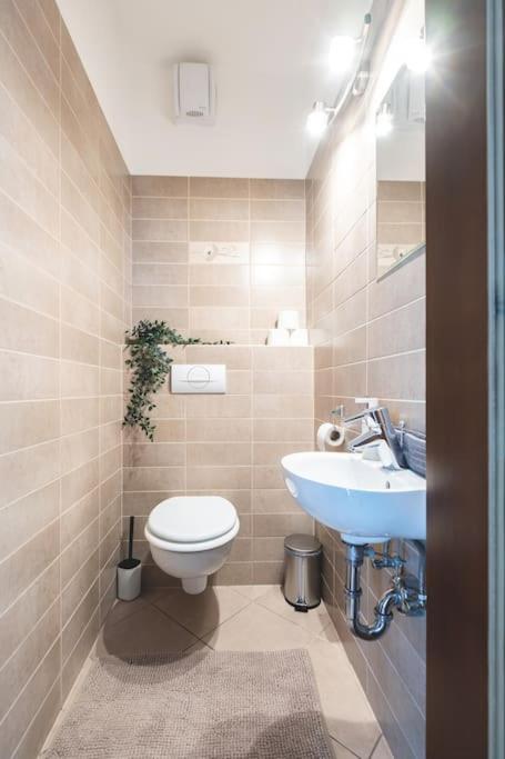 Apartamento Bright Downtown Balcony Retreat Budapest Exterior foto
